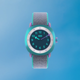 Bunte KWIO Armbanduhr TIKK Rainbow Special Edition mit quadratischem Ziffernblatt und Klettband.