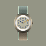 Armbanduhr mit quadratischem Gehäuse und bunt gestreiftem Klettarmband, Ansicht von vorne.