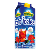 Packung Pfanner Eistee Waldbeere mit Gläsern gefüllt mit Eistee und Früchten auf einem Eisblock.