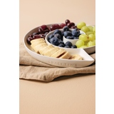 Schale mit frischen Früchten auf einem Tisch, umgeben von einer neutralen Tischdecke.