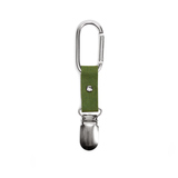Karabiner-Hut-Clip mit grüner Stoffschlaufe und silbernem Clip zur sicheren Befestigung.