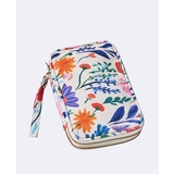 Reiseetui mit floralem Muster, flach und mit Reißverschluss, auf weißem Hintergrund.