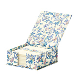 Offene Zettelbox mit floralem Muster und gefüllten Karten im Inneren.