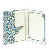 Offene Briefpapiermappe mit floralem Muster, inklusive Fächern für Briefpapier und Umschläge.
