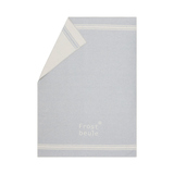 Leichte, blaue Baumwolldecke mit Zierstichumrandung und Schriftzug "Frostbeule".