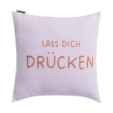 Kissenbezug aus recycelter Baumwolle mit dem Aufdruck "LASS DICH DRÜCKEN".