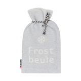 Grau-weiße Wärmflaschenhülle mit dem Schriftzug "Frostbeule" und einer Schneeflocke.