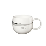 Weiße Tasse mit schwarz-silhouettiertem Bären und Landschaftsmotiv auf der Außenseite.