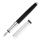 Füllfederhalter mit silberner Feder und schwarzem Schaft, neben dem Schutzdeckel.