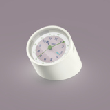 Wecker mit schlichtem Ziffernblatt in Weiß, leicht geneigt, für Kinderbedienung konzipiert.