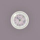 Runder Wecker mit leicht ablesbarem Ziffernblatt und zwei Zeigern auf neutralem Hintergrund.