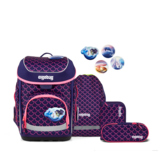 Schulranzen mit buntem Design, dazu passende Tasche und Mäppchen auf weißem Hintergrund.