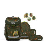 Grüner ergobag Schulranzen mit Tiermotiven und passendem Mäppchen sowie Zubehörelementen.