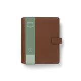 Brauner A5-Organizer aus Kunstleder mit einem grünen Etikett auf der Vorderseite.