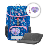 Kindergartenrucksack in Blau mit Herzmotiv, Zubehör und einem grauen Sitzkissen.