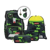 Schulranzen in grün-schwarzem Camouflage mit angehängtem Turnbeutel und Zubehör.