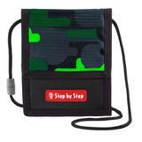 Schwarzer Brustbeutel mit grünem Muster und rotem Logo, zum Umhängen mit verstellbarem Band.