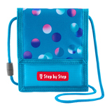 Brustbeutel in Blau mit bunten Punkten und rotem Label, ausgestattet mit Trageschnur.