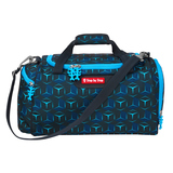 Sporttasche in schwarzem und blauen geometrischen Design mit Tragegriffen und Schultergurt.