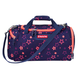 Sporttasche mit buntem Sternenmotiv, seitlichem Reißverschluss und Tragegurt.