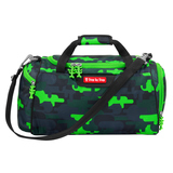 Sporttasche in Schwarz mit grünem Camouflage-Muster und abnehmbaren Schultergurt.