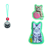 Drei Ranzen-Accessoires in Katzenmotiven mit einer Befestigungsschlaufe in Grün.