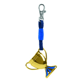 Goldfarbener Pokal-Anhänger mit blauer Schnur und Karabiner zum Befestigen an Schulranzen.