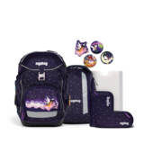 Schulranzen in dunkler Farbe mit Applikationen, Zubehör und dekorativen Elementen.