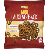 Tüte mit Mini Laugengebäck in verschiedenen Formen auf einem roten Hintergrund.