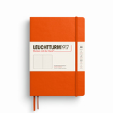 Punktkariertes Hardcover-Notizbuch in Kürbis-Orange mit weißem Etikett und Gummiband.