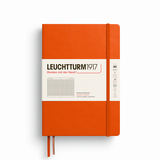 Oranges Hardcover-Notizbuch mit kariertem Innenteil und sichtbarem Stiftband.