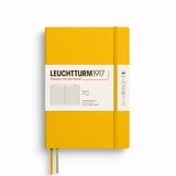 Gelbes, liniert Notizbuch im A5-Format mit Softcover und Gummibandverschluss.