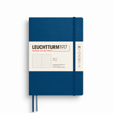 Notizbuch in Indigo mit Softcover, punktkariert und Gummibandverschluss, A5-Format.