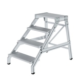 Podestleiter mit vier Stufen, stabiler Bauweise und rutschfesten Kunststoffschuhen.