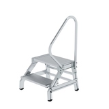 MUNK Podestleiter mit zwei Stufen und seitlichem Handlauf, aus Aluminium mit rutschfesten Füßen.