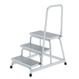 Podestleiter mit drei Stufen, Handlauf und rutschfesten Aluminiumstufen.
