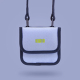 Brustbeutel mit zwei Fächern und Trageband in Blau mit gelbem Markennamen.