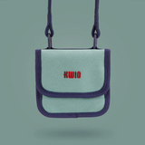 KWIO Brustbeutel SNAPP Meadow in mintgrüner Farbe mit rotem Logo und verstellbarem Band.