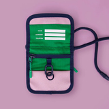 Multifunktionaler Brustbeutel mit Fächern für Namen, Geld und Ausweise in pink und grün.