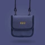 Blaues Brustbeutel mit zwei Karabinern und Magnetverschluss, auf einem einfarbigen Hintergrund.