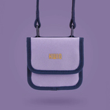 Brustbeutel in lila mit abnehmbarem Band und Sicherheitsverschluss, auf einfarbigem Hintergrund.