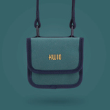 Brustbeutel in Grün mit Karabinern und Markenlogo auf der Vorderseite.