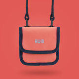 Brustbeutel in Korallrot mit abnehmbarem Band und Magnetverschluss auf rotem Hintergrund.