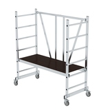 Klappbares Leitergerüst mit Plattform und Rollen, in aufgestellter Position.