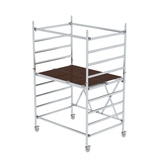 Rollgerüst aus Aluminium mit Plattform und Geländer, für stabilen Stand und Sicherheit.