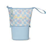Schlampermäppchen in Blau mit floralem Muster und Logo von Satch, geöffnet und funktional.