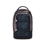 Schulrucksack mit dunkelblauem, blätterähnlichem Muster und pinken Reißverschlüssen.