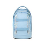 Satch Schulrucksack in Hellblau mit geometrischem Muster und praktischen Tragegriffen.