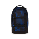 Satch Schulrucksack in Seismic Blue mit geometrischem Design und zwei Frontriemen.