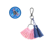 Farbenfrohes Rucksack-Zubehör-Set mit Anhänger und Patch in blau und pink.